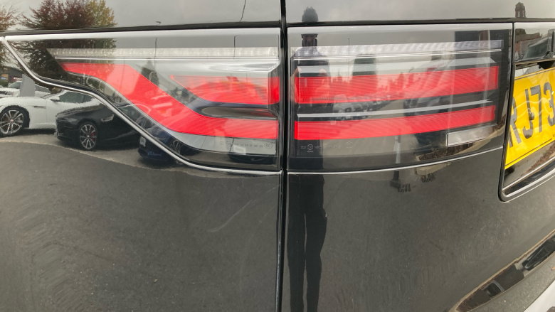 Land Rover Discovery 3.0 D300 Dynamic SE 5dr Auto Diesel Station Wagon